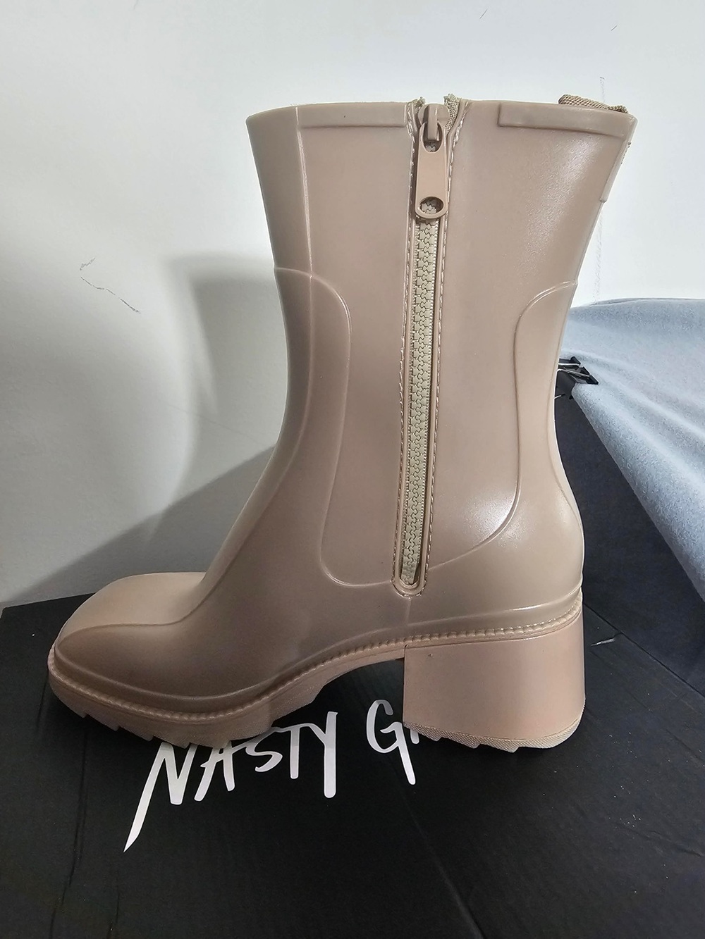 #90 🤎 Nasty Gal Stone Chunky Heeled Rain Boots – Women’s US 5 – New in Box